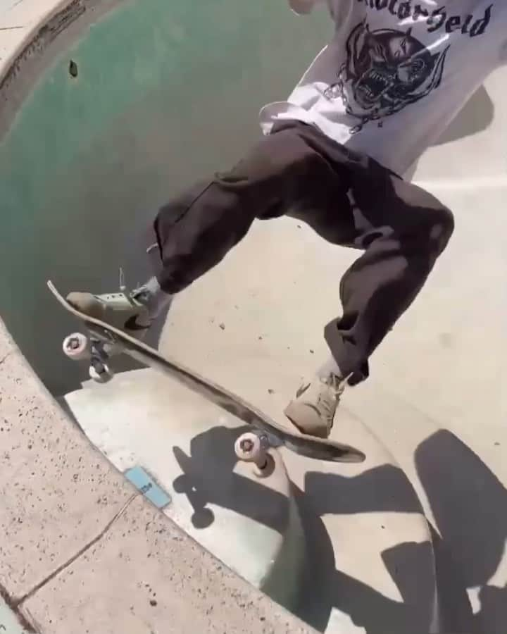 トリスタン・レニーのインスタグラム：「Warm day in the San Bernardino 🌵🎥: @timaguilar #skateboarding #rockstarenergy #rockstarskate #tacodudes #bloodwizard  #sessionsmfg #boneswheels #usaskateboarding」