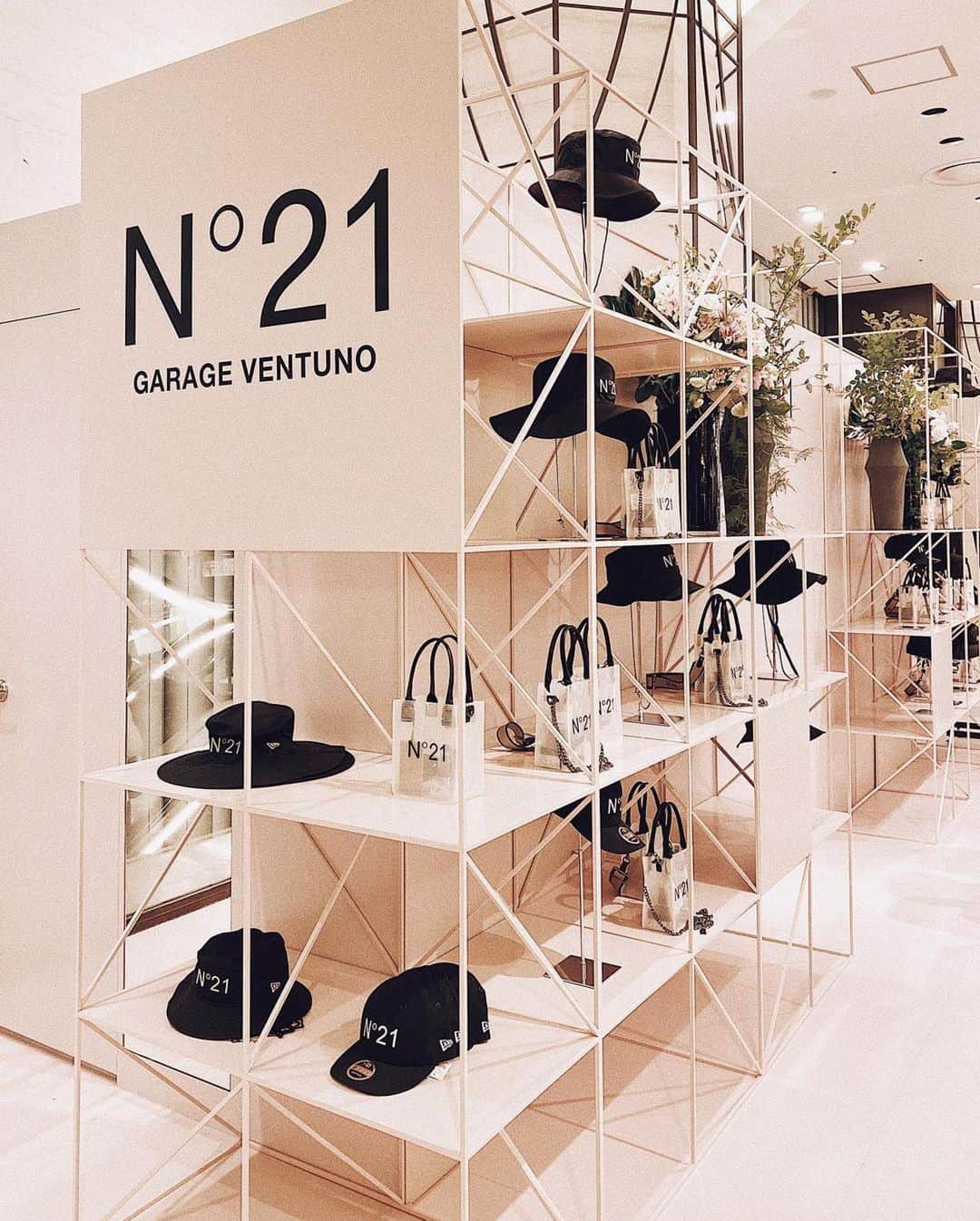 Taki Tanakaのインスタグラム：「#ThankYou #LoveYou 大地くん♡  #Repost @daichi_1127 ・・・ N°21 @numeroventuno GARAGE VENTUNO POP UP STORE in Hankyu Umeda @hankyumode   N°21の阪急限定レーベルGARAGE VENTUNO。  タウンでもアウトドアでも使えるアイテムや、マスクや除菌スプレーとか実用的なものが可愛くて有難い。  6/8までやってるよ。  #numeroventuno #numero21 #garageventuno #hankyuumeda  #N21 #N21veganHANDcarekit #N21xNEWERA @alessandrodellacqua   #izastagram」