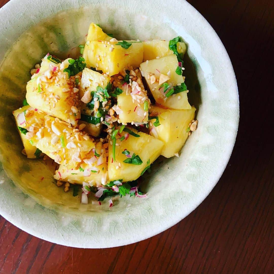 志摩有子さんのインスタグラム写真 - (志摩有子Instagram)「副菜はパイナップルサラダ。 ナンプラー、レモン汁、オリゴ糖、おろし生姜、紫玉ねぎ、パクチーであえてナッツを散らす。甘じょっぱさが辛いグリーンカレーのよい合いの手に。 うつわは副菜の鬼の発売記念に土楽窯　@dorakugama 作ってもらった中鉢。こんなエスニックな一品も受け止めてくれる。  #パイナップルサラダ #副菜の鬼 #土楽窯」6月6日 12時55分 - ariko418