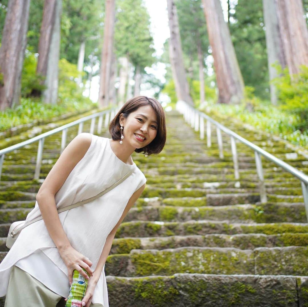 坂元美香さんのインスタグラム写真 - (坂元美香Instagram)「おはよー  昨日は撮影で、身延山久遠寺へ行ってきました。 素晴らしく素敵な場所で終始興奮🤩  到着して早々、 そびえ立つ階段に度肝を抜かしたところで まずは腹ごしらえから。 寛永3年から続く久遠寺御用達のお菓子処 「甘養亭河喜」で身延萬寿（みのぶまんじゅ）を いただきました🙂  先日神宮の階段レベルでふにふに嘆いていたのに それ以上の階段を目の前に 足腰弱りかけの坂元、果たして登れるのか…😅  たくさんデータいただけたので しばらく久遠寺の投稿をしていこうと思います☺️  photo @photogragon  #久遠寺 #身延山 #身延山久遠寺 #日蓮宗総本山 #身延萬寿 #みのぶまんじゅう #甘養亭河喜 #坂元身延山久遠寺の旅」6月6日 6時59分 - mika_saka