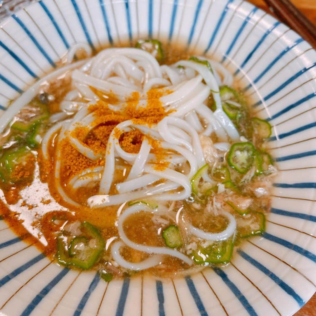 宮下純一さんのインスタグラム写真 - (宮下純一Instagram)「夏間近😚いやー冷やし麺の季節ですね❣️今日は稲庭うどん😘うちは麺つゆにサバ缶入れてみょうがに大葉、トロトロにしたオクラを混ぜたつけダレでいただきます🥰麺の周りにはスイマー🏊‍♂️を並べて麺のプールを泳がせて見ました！#冷やし麺 #稲庭うどん #サバ缶めんつゆ #ネバネバオクラ #粘り強く泳ぎ切る #カレー粉で味変 #スイマー箸置き」6月6日 13時37分 - junichi1017