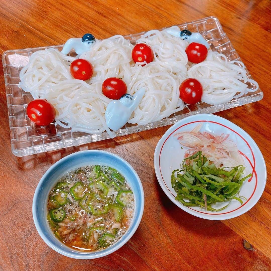 宮下純一さんのインスタグラム写真 - (宮下純一Instagram)「夏間近😚いやー冷やし麺の季節ですね❣️今日は稲庭うどん😘うちは麺つゆにサバ缶入れてみょうがに大葉、トロトロにしたオクラを混ぜたつけダレでいただきます🥰麺の周りにはスイマー🏊‍♂️を並べて麺のプールを泳がせて見ました！#冷やし麺 #稲庭うどん #サバ缶めんつゆ #ネバネバオクラ #粘り強く泳ぎ切る #カレー粉で味変 #スイマー箸置き」6月6日 13時37分 - junichi1017