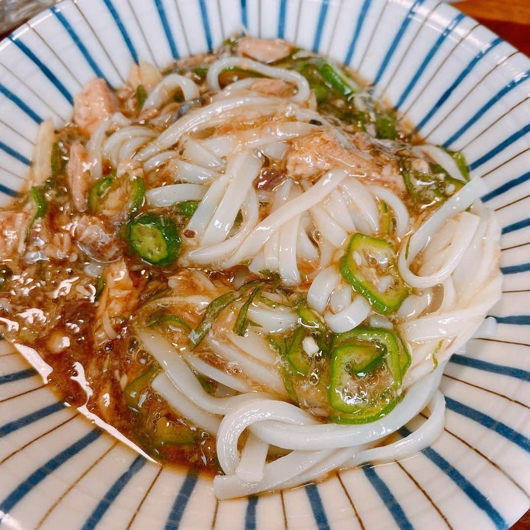 宮下純一さんのインスタグラム写真 - (宮下純一Instagram)「夏間近😚いやー冷やし麺の季節ですね❣️今日は稲庭うどん😘うちは麺つゆにサバ缶入れてみょうがに大葉、トロトロにしたオクラを混ぜたつけダレでいただきます🥰麺の周りにはスイマー🏊‍♂️を並べて麺のプールを泳がせて見ました！#冷やし麺 #稲庭うどん #サバ缶めんつゆ #ネバネバオクラ #粘り強く泳ぎ切る #カレー粉で味変 #スイマー箸置き」6月6日 13時37分 - junichi1017