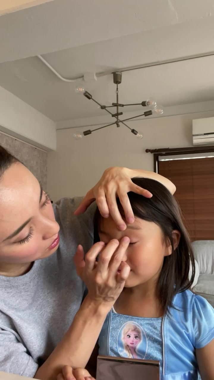秋定麻紀子のインスタグラム：「お昼作ってメイクして。 娘のメイクもしてみました。」