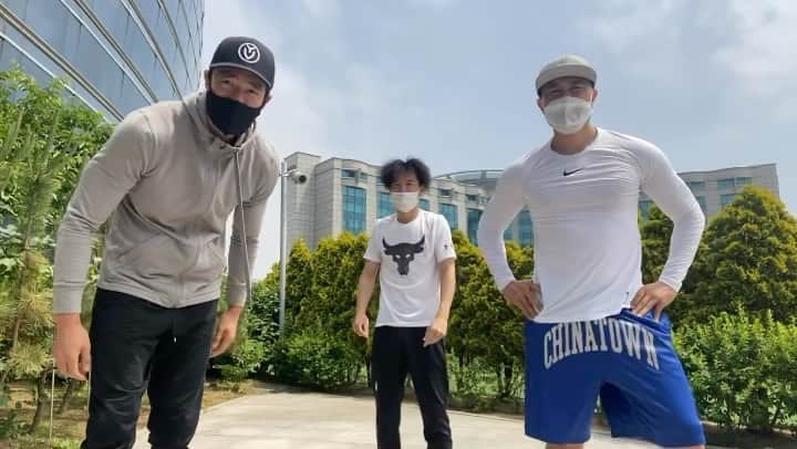 のインスタグラム：「Team 빌딩 모닝 운동 #일도같이운동도같이 #극한직업 #매니저 a little morning “voluntary” team building w @martin6437 and @nainsue @echoglobalgroup」