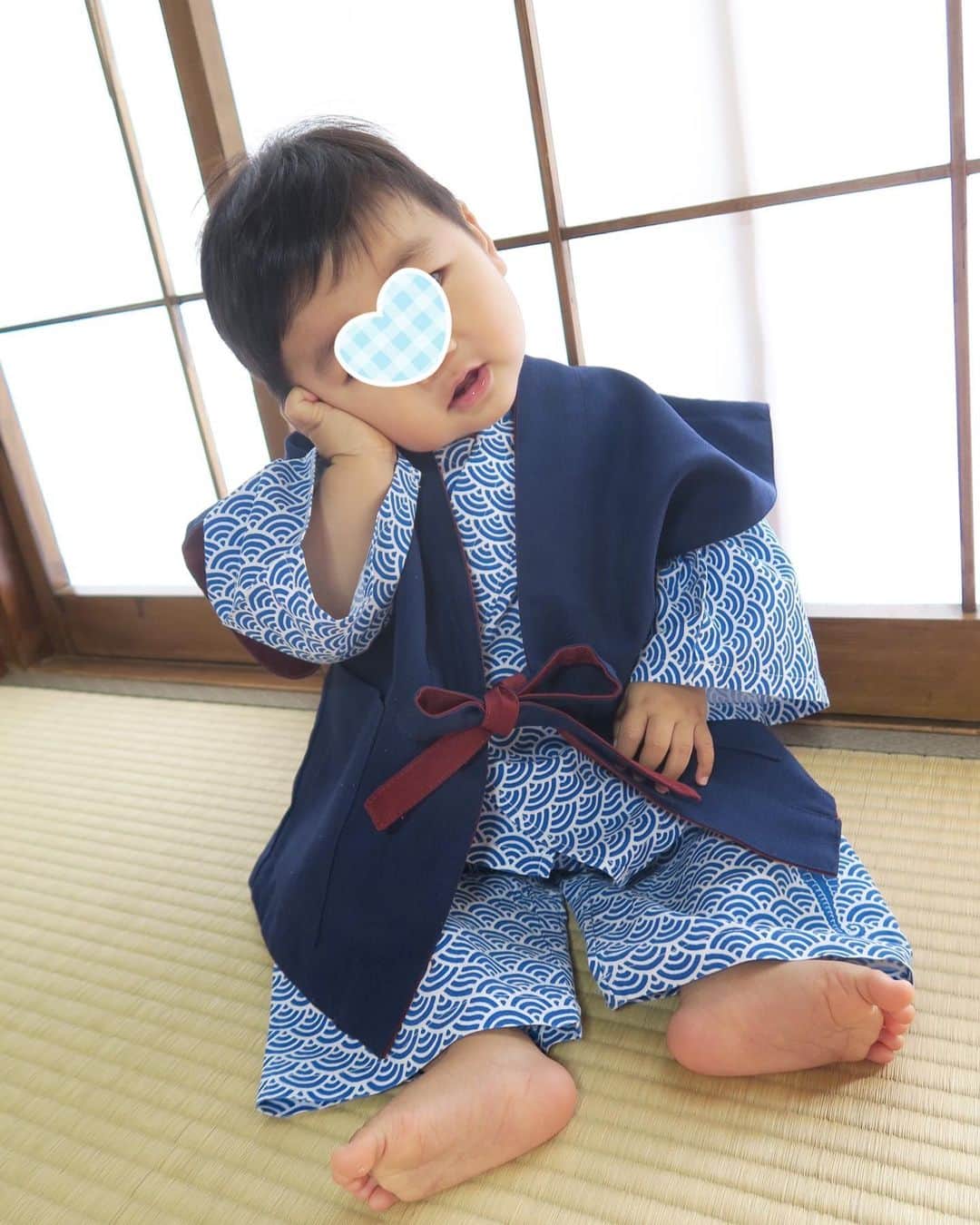 のインスタグラム：「さすが和顔の僕ちん、甚平姿がとっても良くお似合いでした♡畳みとふすまが更に雰囲気ある♡笑 お得意のもしもし〜パチパチ〜たっち！の3連発＼(^o^)／ #生後10ヶ月#男の子ベビー#10ヶ月ベビー」