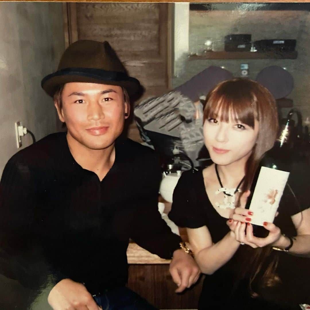 矢沢心さんのインスタグラム写真 - (矢沢心Instagram)「♡  仕事で使用する 昔の写真を探していたら まだ2人の時の写真が。 結婚して子供ができるまでの4年間 楽しいことも辛いことも それなりに経験した  必ず隣にいてくれた  いまは 子どもがいる時間 そして 子どもを通じて知り合えた家族 若かりし頃 お世話になった方に 最近よくお会いする たくさんの人がいる中で 知り合えた大事な縁を 大切にしたい  いやいや 仕事の写真見つけなきゃっっ  #すぐ寄り道する #懐かしい写真 #自分にない部分を持っている #尊敬できる人 #御縁 @masato.official」6月6日 8時57分 - yazawashin.official