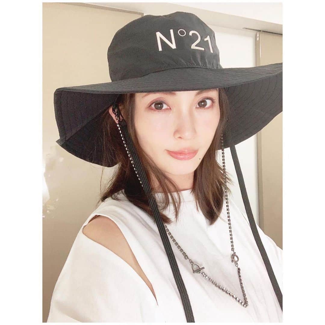 Taki Tanakaのインスタグラム：「#ThankYou #LoveYou もえちゃん♡  #Repost @moeoshikiri ・・・ 紫外線が気になり始める季節。 息子と公園に行く時やちょっとしたお出かけ時にハットが大活躍です。  阪急うめだ1Fで6/8まで開催中の "GARAGE VENTUNO" @numeroventuno ×NEW ERA のアイテムのひとつ。 スポーティーなつば広ハットにラインストーンのチェーンが付いていていろんなファッションに合わせやすいよ。  他にもキャップ（これも可愛い〜！）やバケットハット、クリアバッグに入ったヴィーガンハンドケアアイテムなども。  @tanakataki が1年かけて準備していたプロジェクト。 ぜひチェックしてくださいな。  ちなみにトップスは一昨日公開した動画でも紹介しているGU。 今夜19時も新しい動画をYouTubeにアップするので観てくださいね。 お気に入りスウィーツを食べながらかなり突っ込んだ雑談をしています。  #n21 #garageventuno   #gu #youtube  #押切もえ  #N21xNEWERA  @numeroventuno  @alessandrodellacqua  @hankyumode   #izastagram」