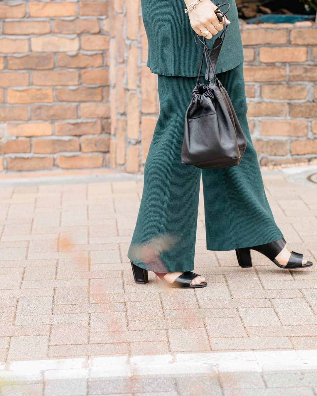 高山都さんのインスタグラム写真 - (高山都Instagram)「お洋服を作る時に、素材選びや色は本当に重要で。 悩みに悩んで、緑いいかもって🌿 勝手にマルニみたいな緑と呼んでいます。笑 リブニットのセットアップは楽チンなのに、女っぽくも見える。 別々でも使えるし、とにかく便利。 @oblekt_jp」6月6日 9時38分 - miyare38