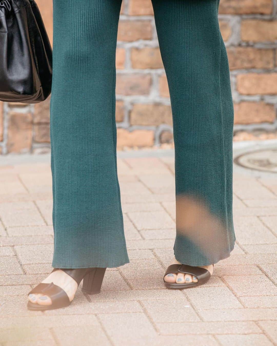 高山都さんのインスタグラム写真 - (高山都Instagram)「お洋服を作る時に、素材選びや色は本当に重要で。 悩みに悩んで、緑いいかもって🌿 勝手にマルニみたいな緑と呼んでいます。笑 リブニットのセットアップは楽チンなのに、女っぽくも見える。 別々でも使えるし、とにかく便利。 @oblekt_jp」6月6日 9時38分 - miyare38