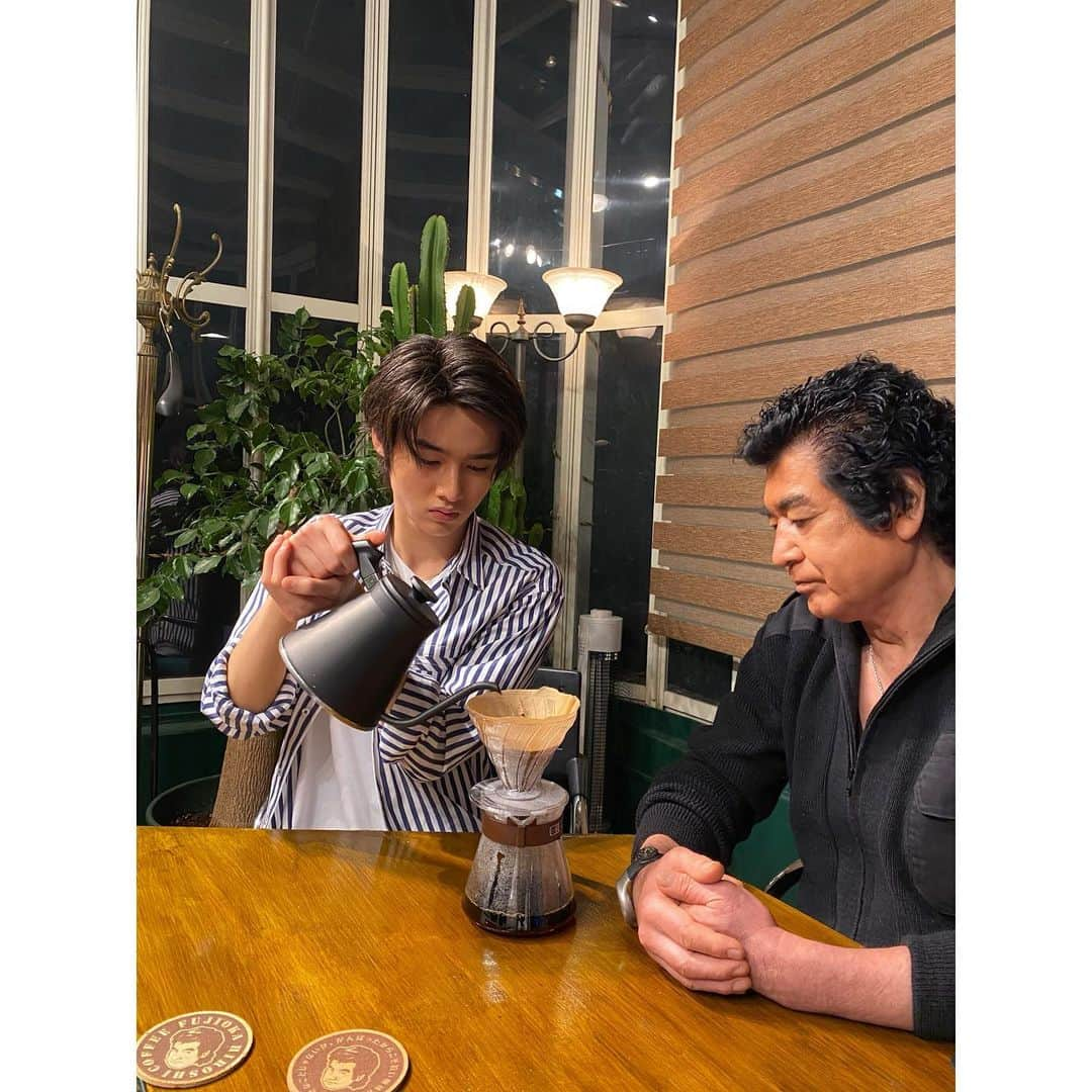 藤岡弘、さんのインスタグラム写真 - (藤岡弘、Instagram)「☕️☕️  昨日は「有吉反省会」ご覧いただきありがとうございました☕️  スタジオでも大絶賛をいただいた 「藤岡、珈琲」は、  公式オンラインショップ 「サムライ弘、ショップ」  でご購入いただけます🎶  初めての方も、コクがあって、すっきりした後味の藤岡、珈琲をお試しください☕️  #藤岡弘、#藤岡真威人 #天翔天音 #藤岡舞衣 #藤岡珈琲 #珈琲 #ペルー #オーガニック #organic #有機 #coffee #coffeetime #珈琲豆 #hiroshifujioka #サムライ弘ショップ #有吉反省会 #coffeebeans #コク #コクがあって美味しい」6月6日 10時29分 - hiroshi_fujioka_official