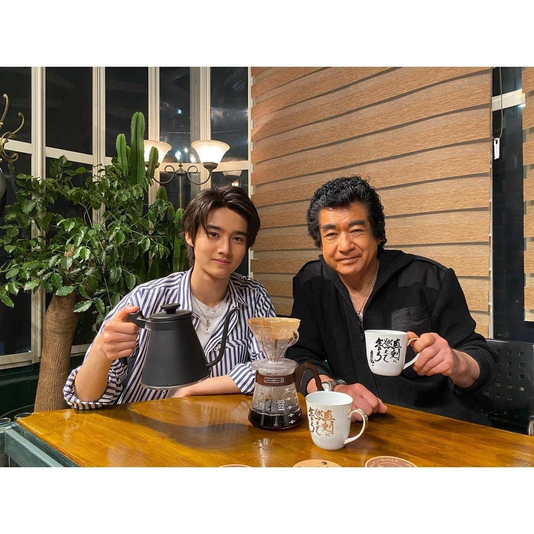 藤岡弘、のインスタグラム：「☕️☕️  昨日は「有吉反省会」ご覧いただきありがとうございました☕️  スタジオでも大絶賛をいただいた 「藤岡、珈琲」は、  公式オンラインショップ 「サムライ弘、ショップ」  でご購入いただけます🎶  初めての方も、コクがあって、すっきりした後味の藤岡、珈琲をお試しください☕️  #藤岡弘、#藤岡真威人 #天翔天音 #藤岡舞衣 #藤岡珈琲 #珈琲 #ペルー #オーガニック #organic #有機 #coffee #coffeetime #珈琲豆 #hiroshifujioka #サムライ弘ショップ #有吉反省会 #coffeebeans #コク #コクがあって美味しい」