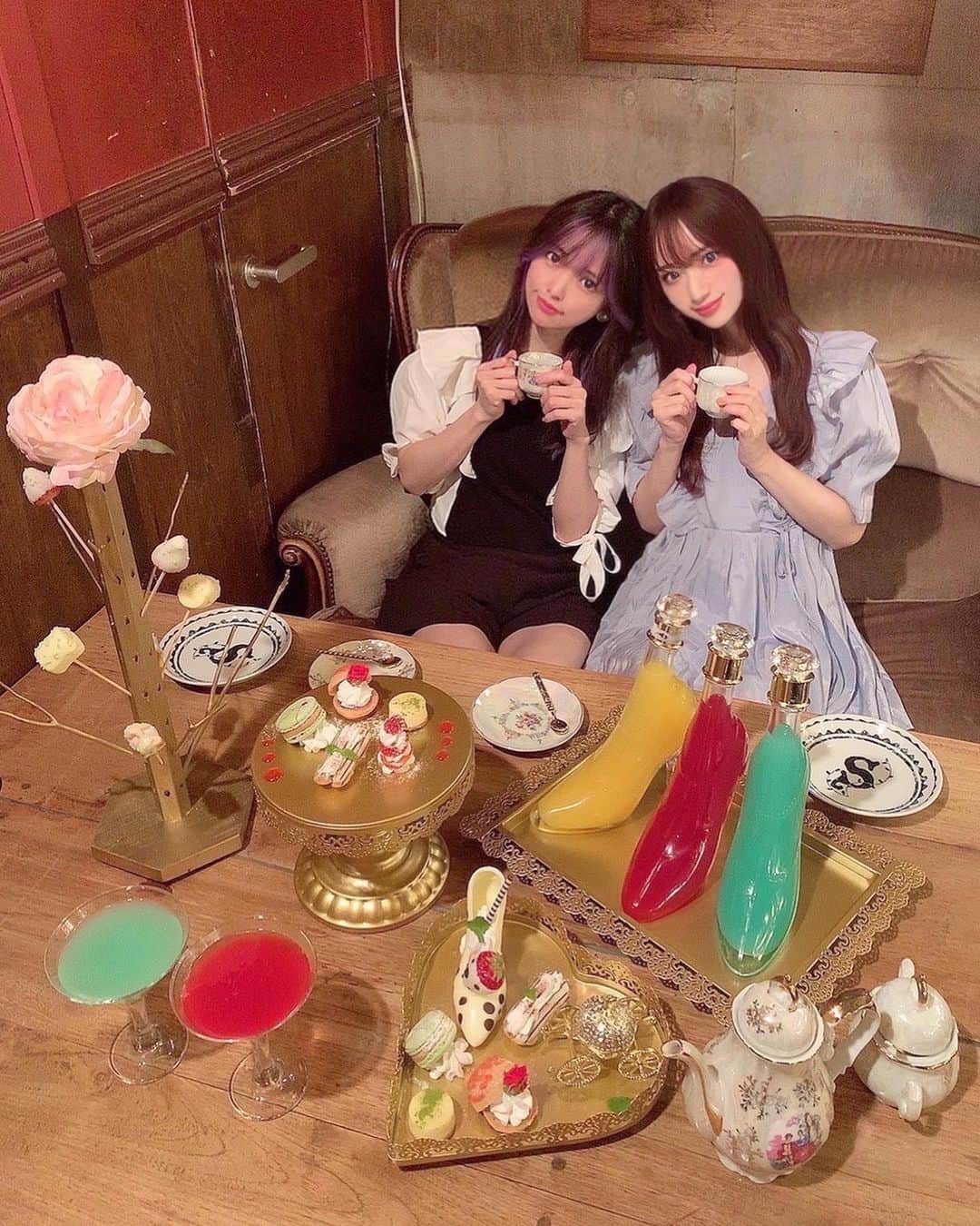 のインスタグラム：「久しぶりに会えたいよりんが @solomons_harajuku で お誕生日のお祝いをしてくれた🥲🤍 ・ 演出すごくてびっくりしたし お店もアフタヌーンティーも可愛すぎて 衝撃的でした🥺🌹✨ ・ 最後の動画もつくってくれたの🥲🤍 ・ いつもほんとにありがとうだいすき🥰 ・ ・ ・ ・ ・ ・ #ソロモンズ #ソロモンズ原宿 #ソロモンズカフェ #原宿カフェ #アフタヌーンティー #アフタヌーンティー巡り #バースデーサプライズ #原宿グルメ #原宿 #誕生日サプライズ #カフェ巡り #カフェスタグラム #インスタ映えカフェ #映えカフェ #映えスポット #映えスイーツ」