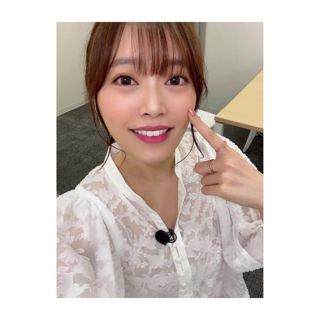松本圭世のインスタグラム：「. おはよ☀️ 最近お肌の調子がとっても良い〜♪  少し前に @venus_beauty_clinic  でヴェルベットスキンをやったからだな(´∀｀*)  やったあと数日は皮がむけてポロポロするけど 落ち着いたらめちゃ調子良くなる🤣 うれぴみ！  3枚目4枚目で着てるのは @balr  のパーカー！！ さらっとしてて着やすくて 大好き💕  #女子アナ　#アナウンサー　#フリーアナウンサー #美容　#venusbeautyclinic #ヴェルベットスキン　#ダーマペン4 #マッサージピーリング　#組み合わせ　#パーカー　#balr @balr_jpn @balancestyle_jpn #4枚目はまたあれです　#スマホケース自慢したいだけです笑笑笑　#followme」