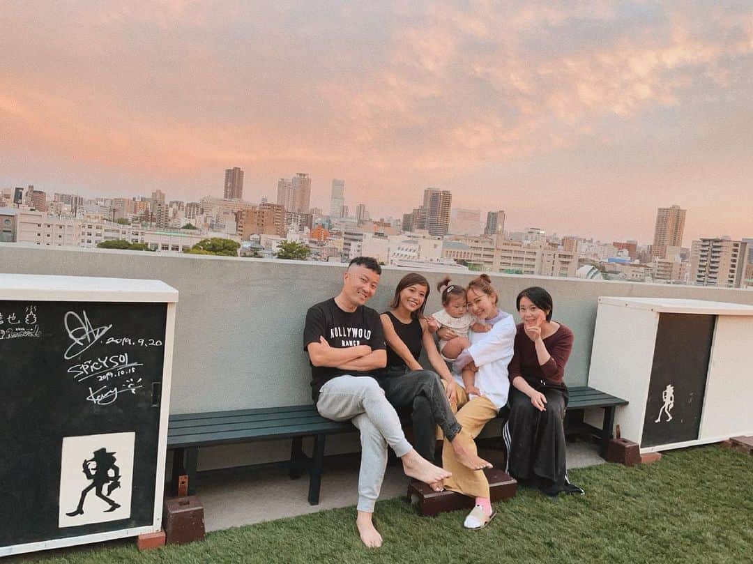 馬詰まほのインスタグラム：「Best🌻  いつでも「おかえり」って迎えてくれる わたしの大切な居場所🏡 ひぃを誰よりも一番に会わせたかった人達なんだ やっと会わすことができて本当に幸せな日♥︎  わたしの原点はいつだって「ココ」 それはきっと死ぬまで変わらないだろうな🐻 ダイゴさんとエミさんの愛に いつも温かく包まれてるマホカナです。笑 その中にこれからはひぃもきっと仲間入りだね♡  そんな日のサンセットがすごすぎて お空までわたしたちの帰りを歓迎してくれてるかのようで嬉しかった。みんなでサンセットタイム味わったよ🌅🤍  またすぐ会おうね。  @daigo.luv.k @kana_cacca @emi560126」