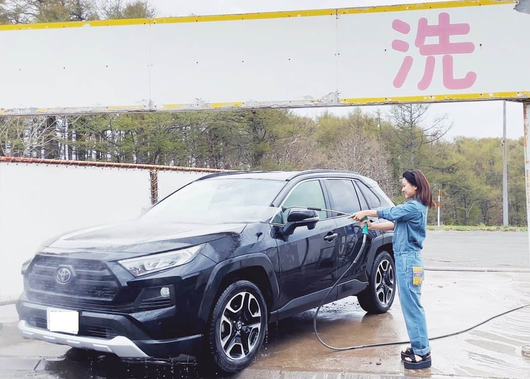 吉田知那美さんのインスタグラム写真 - (吉田知那美Instagram)「・ ６月に入り、自転車トレーニングや登山トレーニングの時期になりました。北見市から少し走るとユネスコ世界自然遺産に登録されている知床があります。 向かうまでの道中、素敵な景色や見所が沢山でドライブとしてもお気に入りのコースです⛰🌻🦌🐄🐿🪵 ドライブ前にはいつもより少し丁寧に洗車して気持ちをあげていきます🧼🧹みなさんのおすすめの洗車グッズがあればぜひコメントで教えてください🧼🧼🧼🧼  My car: #RAV4 #adventure #black  #北海道トヨタアウトドア部 #トヨタ #トヨタrav4 #洗車 #toyota #toyotarav4 #adventure #pr #rav4」6月6日 11時10分 - chinami1991