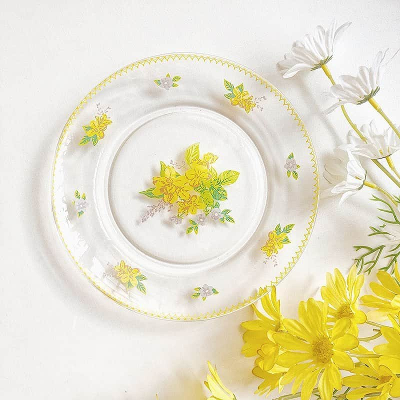 MOVE / ムーブさんのインスタグラム写真 - (MOVE / ムーブInstagram)「.  freesia art plate U0124  ¥ 3,400 税込  繊細なフラワーデザイン 影まで綺麗なクリアプレートは 食卓を美しく彩ります  tiktok限定！プレゼントキャンペーン実施中🎁 詳しくはtiktokにて「@unpetitpeu」で検索！  📱LINE友だち追加で¥500クーポンGET！ 詳しくはハイライトへ@unpetitpeu_official2  * * * * * * * * * * * * * * un petit peuは 「毎日にほんの少しのときめきを」 をテーマにインテリアやキッチン雑貨、ルームウェアなどおうち時間を楽しむアイテムを販売しております  是非webサイトもご覧下さい♪  @unpetitpeu_official2  * * * * * * * * * * * * * *  #unpetitpeu #アンプティプ #韓国雑貨屋 #韓国雑貨通販 #韓国食器 #sucle #おうちカフェごっこ #おうちカフェ部 #おうちカフェ風 #家カフェ #おこもり生活 #韓国インテリア雑貨 #sucle #roomgoods #おうち時間の過ごし方 #キッチン雑貨 #キッチンキッチン #ホームカフェ #ひとりごはんも楽しく #一人暮らしごはん #おうち韓国 #食器集め」6月6日 11時25分 - milkmag_official