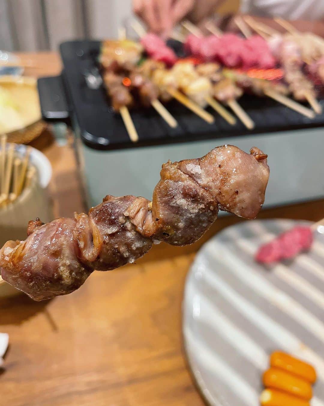 原田沙奈子さんのインスタグラム写真 - (原田沙奈子Instagram)「おうち焼き鳥♡  いやー、なんでもっと早くやらなかったのかと後悔するレベル。 高級なお肉買ったわけじゃないのに、 こんなに美味しいなんて…  つくね詰めはヘラで詰めて、後はほとんど切って刺しただけ。 （つくねは形崩れないように一度茹でた）  つくねは鶏モモ挽肉に、 醤油・みりん・酒・パン粉・片栗粉・すりおろし生姜・すりおろしニンニク・軽く塩。  ジリジリ焼いてそれぞれ好きな塩や香辛料つけたりかけたりして◎  鶏モモ肉 ささみ 砂肝 ハツモト トマトベーコン巻 えのきベーコン巻き アスパラ豚バラ巻き ピーマンつくね詰め 椎茸つくね詰め 青ネギ豚バラ巻き 豚バラ茗荷しそ巻き エリンギ豚バラ巻き ニンニクの芽豚バラ巻き とうもろこし スモークチーズ うずら  など。  巻物（ってゆーのかな？）を作りすぎた感あるけど、 いろんな野菜も美味しく食べられるからオススメ。  集中して無言でやる串刺し、 すんごくスキかも♡  #サナコ_お料理#おうち焼き鳥」6月6日 11時28分 - sanakoharada