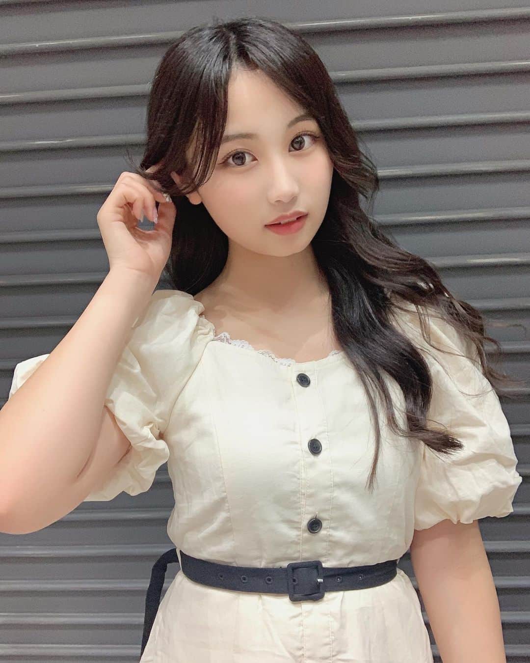 宮丸くるみのインスタグラム：「🤍  ・ ・ ・  #リリバリ #lilyofthevalley #アイドル #idol #18歳 #ロングヘア #巻き髪 #黒髪 #かきあげ前髪 #韓国風ヘア #niceclaup #ワンピース #夏服コーデ」