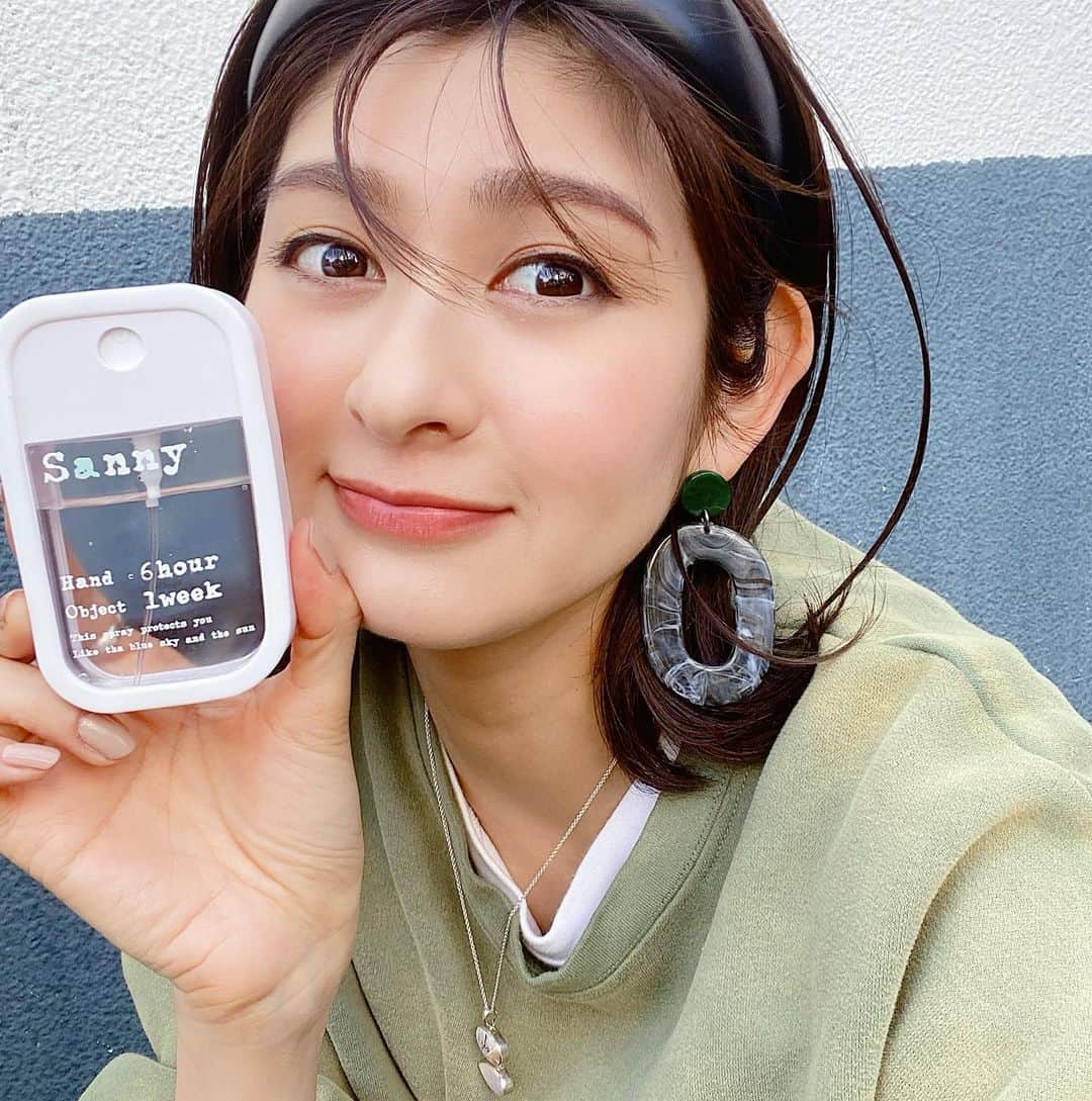 のインスタグラム：「💙Sanny💙 除菌だけじゃなくて 抗菌もしてくれるのがとっても良い！ しかも肌には6時間、 物には1週間も抗菌が持続！ 動物や植物にもつかえる安心安全さ！  先月の舞台稽古期間はもちろん 本番中は顔にも吹きかけてました😳笑  無臭、使い心地は水のようにサラサラ リフィルで詰め替えできるところも◎ 実際に1ヶ月使ってみてとっても気に入ったので リフィル買って今後も使います〜☺️ 教えてくださった西崎さん( @mtc_boss ) 📸 ありがとうございます☀️ @sanny.llc ✔️✨ #除菌 #防菌 #除菌スプレー」