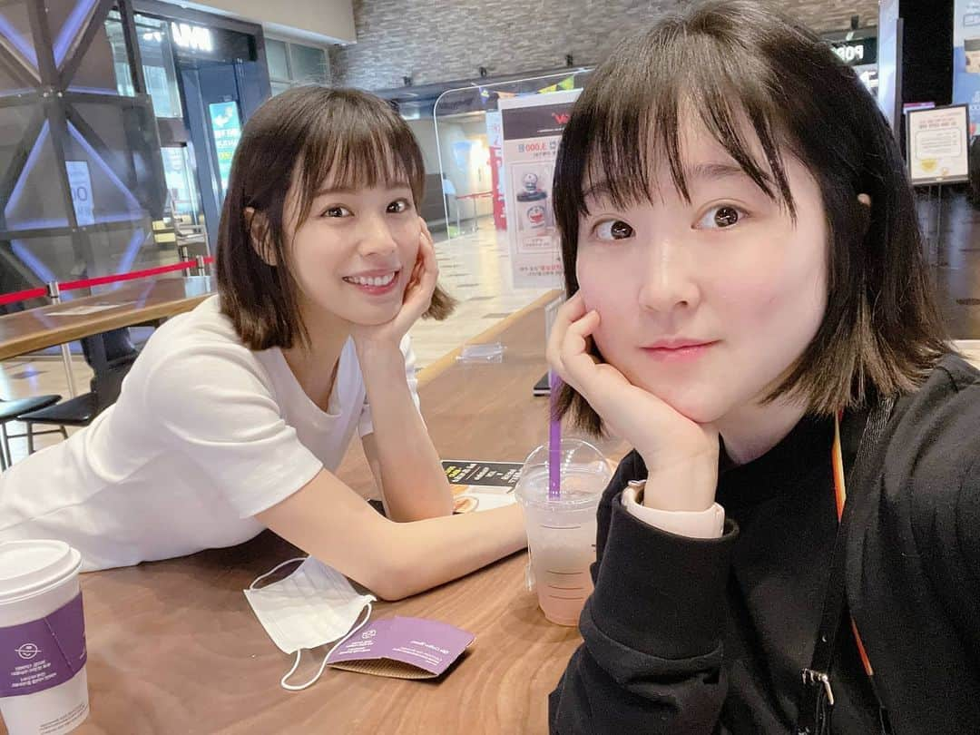 ホン・アルムのインスタグラム：「어쩌다보니 쌍둥이👭 영화관 전세낸날🥰 . . . #전야」