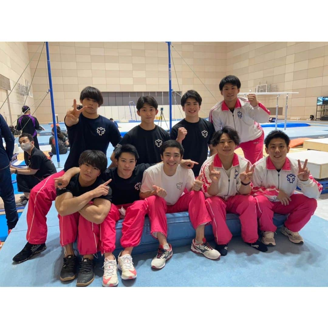 白井健三さんのインスタグラム写真 - (白井健三Instagram)「#全日本選手権 ・ 久しぶりに試合でこんなに笑いました。幸せを感じました。 ・ 点数や順位ではなく自分の演技を作品として皆さんに届けることができたことに嬉しさを覚えます。 ・ いろんな想いが詰まったとっても価値のあるゆかの銀メダルです🥈 ・ オリンピックに行けることが正解、行けないことが不正解ではないんです。 ・ もちろん行けた人は正解かもしれない。でも行けない人の中で正解した人だってたくさんいるんです！その1人が僕です😊 ・ たくさんの人に演技を見てもらえて幸せです😊 ・ ありがとうございました😊😊 ・ #全日本選手権 #ゆか #2位 #9回目のメダル #幸せ #感謝」6月6日 21時51分 - kenzoshirai