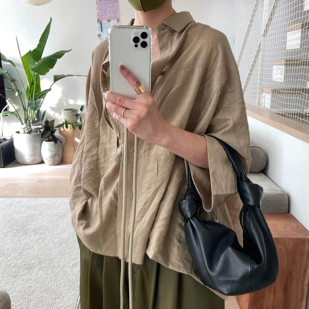 松本恵奈さんのインスタグラム写真 - (松本恵奈Instagram)「今日の私服。「とおきが今日の服にはこの色がいいよ👦🏻」とカーキのマスクを持ってきてくれました♡ なんだか新鮮。と思い自撮りしてみたよ⚪️とおきもありがとー♡ ちなみに着ているシャツはスタミキの新作です◎ #stylemixer #スタミキ」6月6日 22時00分 - ena1123