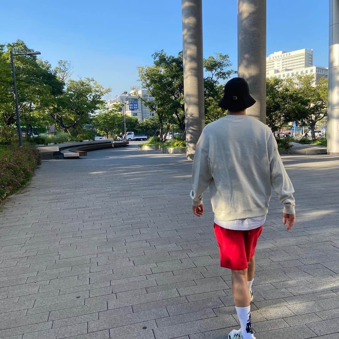 キム・ジソクのインスタグラム：「내 눈이 보이는 사람은 마음씨가 착,  그냥 시력이 좋은 사람..👀」