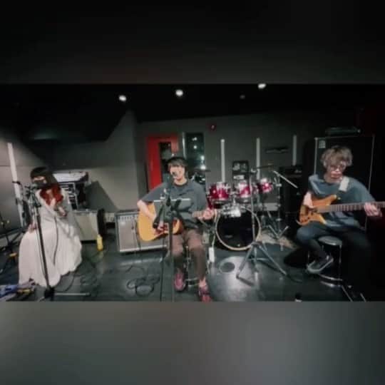 のインスタグラム：「インビジブルな才能 Acoustic ver.  広角カメラの影響で、俺が太く見えるのが解せない。  #レルエ #インビジブルな才能」