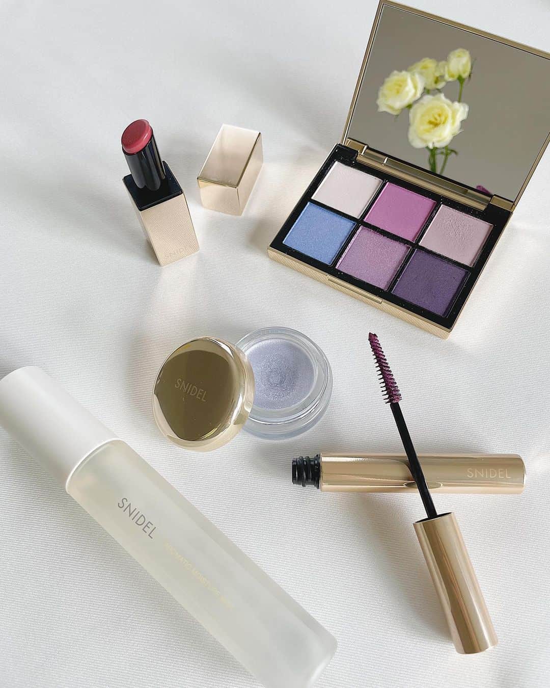伊藤沙織のインスタグラム：「愛用している @snidelbeauty に新しく仲間入り🌷 6/1に発売した"アロマティック　モイスチャーミスト03 Blissful Citrus"🌱  乾燥が気になった時、マスクで擦れる肌に潤いをもたせたい時、気分転換したい時、メイク直し/メイクの仕上げの時にシュッと顔全体に吹きかけます💨  アロマの香りが癒される🥰 外出先で使えるように、バッグに入れてます💓  #snidelbeauty #inmybag #バッグの中身」