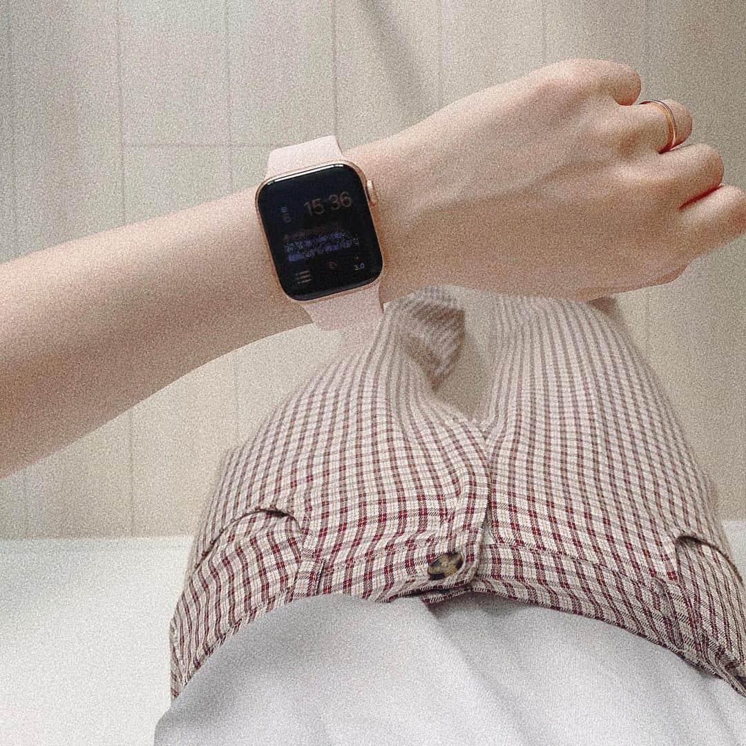 安中亜美さんのインスタグラム写真 - (安中亜美Instagram)「ㅤㅤㅤㅤㅤㅤㅤㅤㅤㅤㅤㅤㅤ 👨🏻‍🦱から誕生日プレゼント❤︎ Apple Watch買ってもらったー😆💕 めちゃくちゃ嬉しい♡ ㅤㅤㅤㅤㅤㅤㅤㅤㅤㅤㅤㅤㅤ カラーはやっぱりピンクゴールドにしてしまった🤭 ベルトだけ違うものを取り寄せ中。。。 またベルト変えたら紹介するね🌷 ㅤㅤㅤㅤㅤㅤㅤㅤㅤㅤㅤㅤㅤ 時計としてはもちろんやけど 色んなことできるから楽しくてずっと触ってる☺️ ㅤㅤㅤㅤㅤㅤㅤㅤㅤㅤㅤㅤㅤ 旦那さんありがとう🥺💕 大切にします❤︎ ㅤㅤㅤㅤㅤㅤㅤㅤㅤㅤㅤㅤㅤ #applewatch #applewatchpink #applewatchgold #誕生日プレゼント」6月6日 15時56分 - amitwinsworld