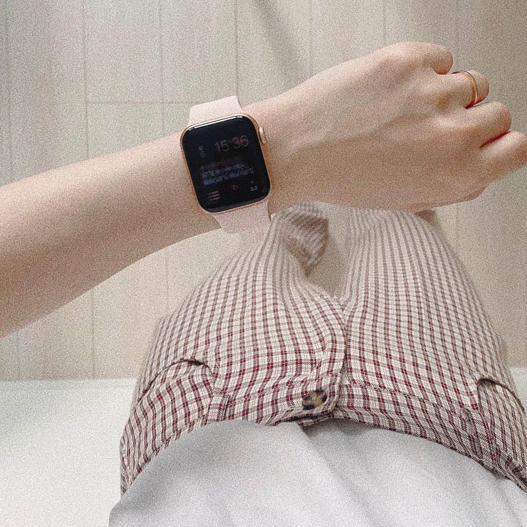 のインスタグラム：「ㅤㅤㅤㅤㅤㅤㅤㅤㅤㅤㅤㅤㅤ 👨🏻‍🦱から誕生日プレゼント❤︎ Apple Watch買ってもらったー😆💕 めちゃくちゃ嬉しい♡ ㅤㅤㅤㅤㅤㅤㅤㅤㅤㅤㅤㅤㅤ カラーはやっぱりピンクゴールドにしてしまった🤭 ベルトだけ違うものを取り寄せ中。。。 またベルト変えたら紹介するね🌷 ㅤㅤㅤㅤㅤㅤㅤㅤㅤㅤㅤㅤㅤ 時計としてはもちろんやけど 色んなことできるから楽しくてずっと触ってる☺️ ㅤㅤㅤㅤㅤㅤㅤㅤㅤㅤㅤㅤㅤ 旦那さんありがとう🥺💕 大切にします❤︎ ㅤㅤㅤㅤㅤㅤㅤㅤㅤㅤㅤㅤㅤ #applewatch #applewatchpink #applewatchgold #誕生日プレゼント」