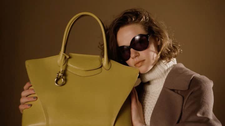 のインスタグラム：「【2021 Autumn & Winter COLLECTION】﻿ ﻿ 公式オンラインストアにて、﻿ いち早く2021年秋冬コレクションを公開。﻿ ﻿ それに伴い、公式オンラインストア会員様限定で、﻿ 新作アイテムの予約販売を開始いたします。﻿ ﻿ 詳しくは、プロフィール欄より﻿ コレクションページをご覧ください。﻿ ﻿ #bag#totebag#shoulderbag#minibag﻿ #2021awcollection﻿ #バッグ#トートバッグ#ショルダーバッグ#ミニバッグ﻿ #2021年秋冬コレクション﻿ #toffandloadstone#トフアンドロードストーン」