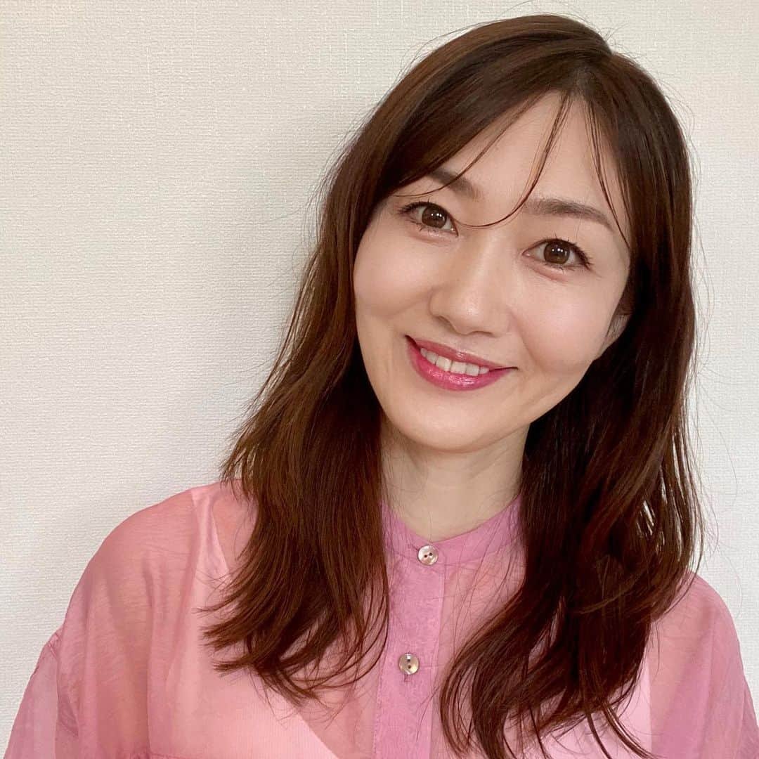 梅本理恵さんのインスタグラム写真 - (梅本理恵Instagram)「髪をカットしました🤍﻿ ﻿ 今回のカットは﻿ 顔まわりに﻿ 動きが出るように﻿ お願いしました。﻿ 長さは変えず、﻿ 横の髪を﻿ ザックリ顎下あたりまで﻿ 切ってくださいました。﻿ なかなかの段差ー。笑﻿ ﻿ 自分の骨格を知る、生かす。﻿ 骨太な私は﻿ 骨を感じさせないように﻿ すると良いみたいです。﻿ 髪型も。洋服も。﻿ ﻿ そんな私は﻿ 選ぶ髪型や洋服、﻿ 「沿う」が﻿ 好みだったりします。﻿ （だからー骨が目立つーー☺︎︎笑）﻿ ﻿ 今回は﻿ 自分の骨格を﻿ 生かす方向で🤍﻿ ときには﻿ こだわりを﻿ 捨ててみた。笑﻿ ﻿ ﻿ ﻿ ﻿ ﻿ ﻿ #髪型 #サロン #中目黒 #中目黒美容院 #骨格ナチュラル #前髪迷子 #いつもありがとうございます #ツヤ髪 #美容 #美活 #アラフィフ #アラフィーコーデ #ピンク好き #はんなり #美魔女 #梅本理恵 #今日も感謝 🤍」6月6日 16時58分 - rie___12ki