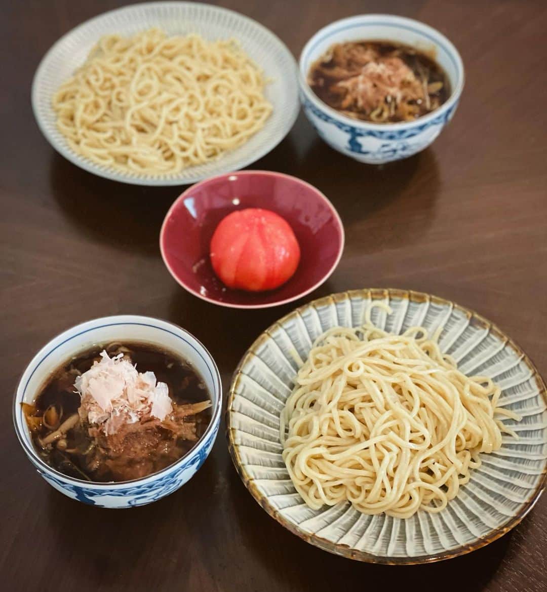 愛可さんのインスタグラム写真 - (愛可Instagram)「・ 赤ちゃんを連れてのカウンターのみのラーメン屋さんはハードルが高くて、久しく美味しいラーメンを食べれていない中、かっちゃん @kazumismile のインスタで度々見かけては羨ましく思っていたミシュランにも選ばれた京都のラーメン屋さん 麺屋猪一 @inoichi_kyoto さんのラーメンを我が家にもお取り寄せ🍥 ・ ・ 3種類届きましたが、先ずはかっちゃんオススメのA4黒毛和牛のつけそばを今日のランチに。  冷凍されて届くので、麺は茹でて、つけ汁は湯煎で温めるだけ。　最後にかける原了郭の黒七味と、鹿児島の本枯れ鰹の削り節までついていて、具沢山のスープはもちろん 麺まで本当に味しかった〜！  しっかりボリュームもあり旦那はんも満足だったみたいで「美味しい！」と言い合いながらペロリといただきました。  そしてつけ麺て、冷めたり伸びたりする心配が少ないから 息子くんの相手をしながら準備できてとても便利でした。 ・ 残りの2つも楽しみです！  #お取り寄せグルメ  #お取り寄せラーメン #麺屋猪一 #京都ラーメン」6月6日 17時15分 - aikick