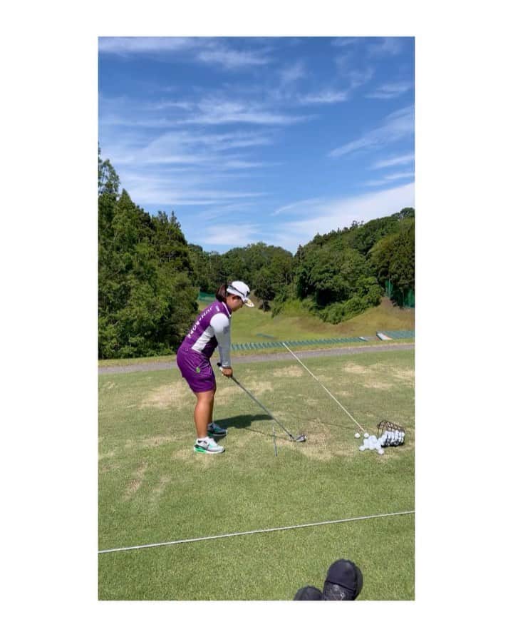 淺井咲希のインスタグラム：「すこーしずつ良くなってきてると思う。  来週こそは噛み合ってくれーーー。笑 良い時の感覚戻ってこーーーい。🙏  自分に勝つ。👊🏼👊🏼  #淺井咲希#ゴルフ#ゴルフ女子#golf#golfswing」