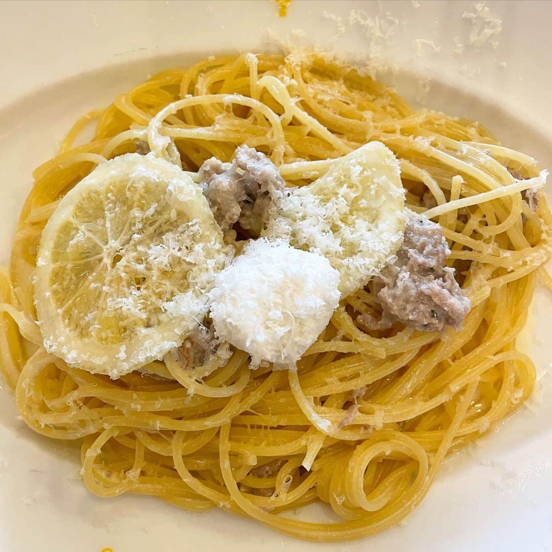 のインスタグラム：「dakotaの近くにあるgoo ITALIANO  のレモンクリームパスタがとっても美味しいの🍋  dakotaに寄った際はぜひ一緒に行ってみてください☺︎🌱  明日7日はゆったりしているので、 ダブルカラー やストレートパーマのロングメニューのご予約もお取りしやすいです☺️  #gooitaliano  #渋谷ランチ　#グーイタリアーノ　#渋谷パスタ」