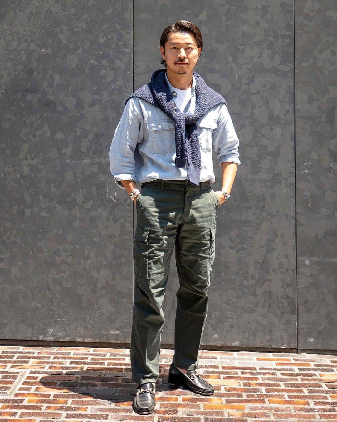 高田朋佳のインスタグラム：「Developing new styles based on study of the past... The materials and silhouette give it a modern look.  >>>swipe left to check the details. ———————————————————————— #berwich #cargotrousers #authenticstyle  #dressstyle #elegantstyle #modernclassicstyle #newclassicstyle #fashion #mensfashion #mensdressstyle #suitsstyle #dapperstyle #takadachannel」