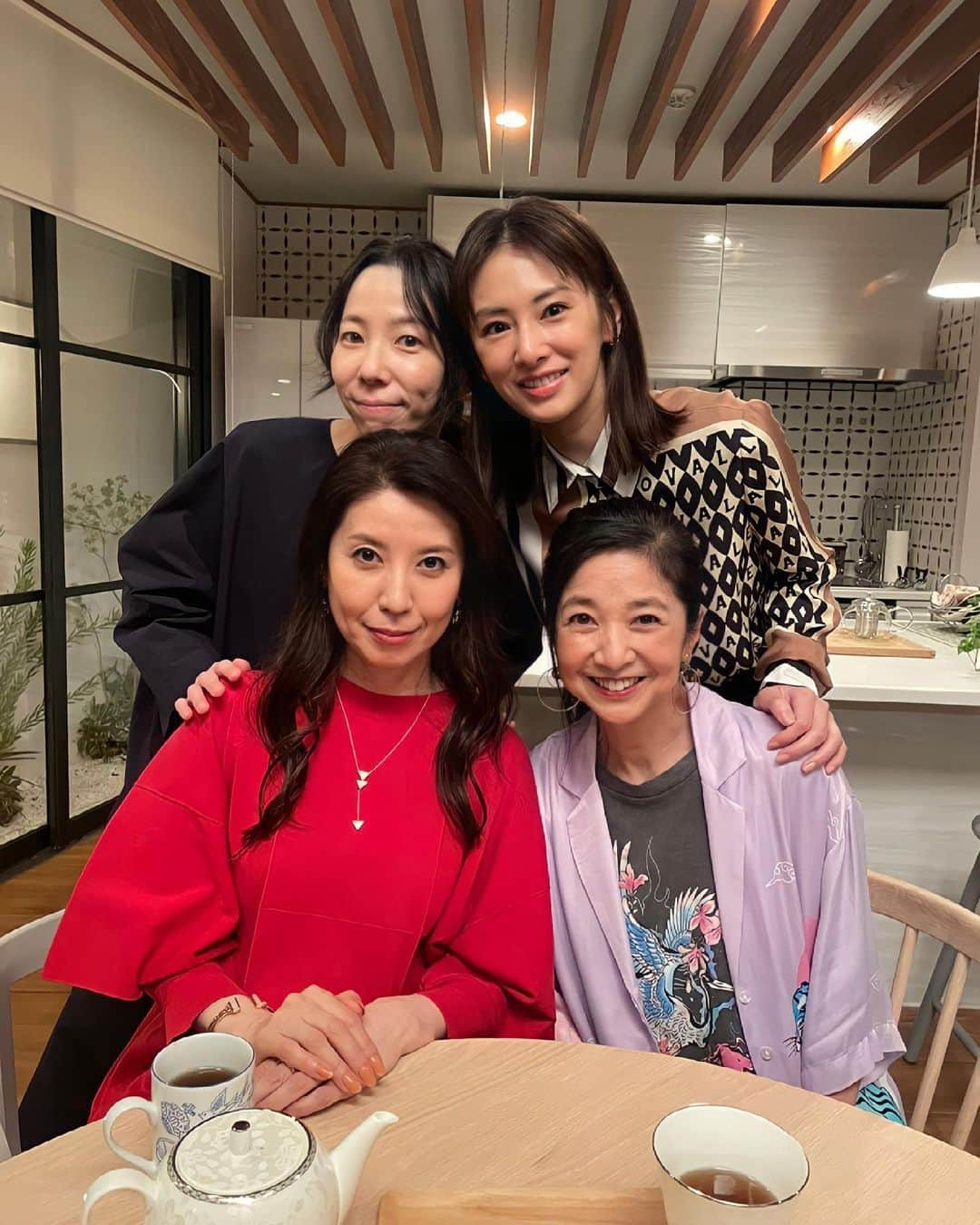 リコカツのインスタグラム：「💍  咲（#北川景子 ）さん、楓（#平岩紙 ）さん、 美土里（#三石琴乃 ）さん、薫（#宮崎美子 ）さんの 女子会オフショット❤︎🎤  歌って喋って、盛り上がっていましたね🥰  この女子会混ざりたい人〜？💭  #リコカツ」