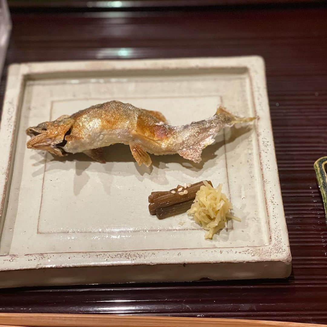 三浦瑠麗さんのインスタグラム写真 - (三浦瑠麗Instagram)「ジビエと川魚、山菜など地のものにこだわったお料理。鮎は炭火焼きしたものを頭から尻尾まで、食べられます。 〆のお雑炊は地鶏のおだしで、山菜づくし。 信州の味覚とも近くて、うれしくいただきました。　#地獄温泉」6月6日 17時59分 - lullymiura