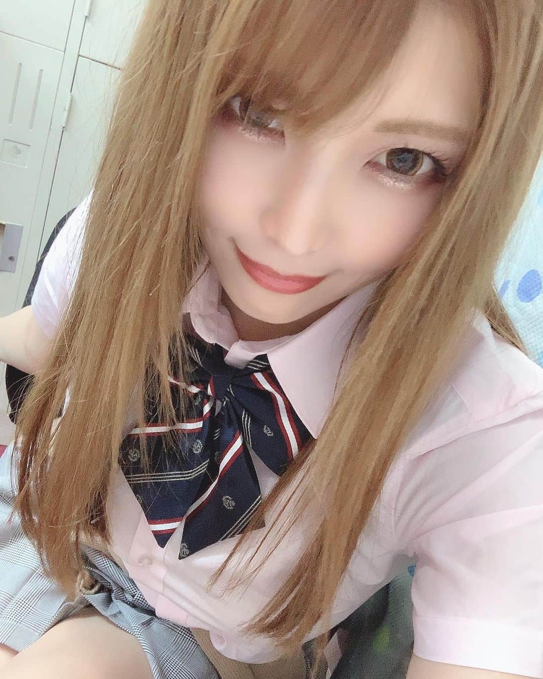 新村あかりのインスタグラム：「今日はイベントでした🥰❤️ 皆さん来てくれてありがとう✨ 2部は制服着ました❤️ どう？？年齢的なものは気にしないでー！！！」