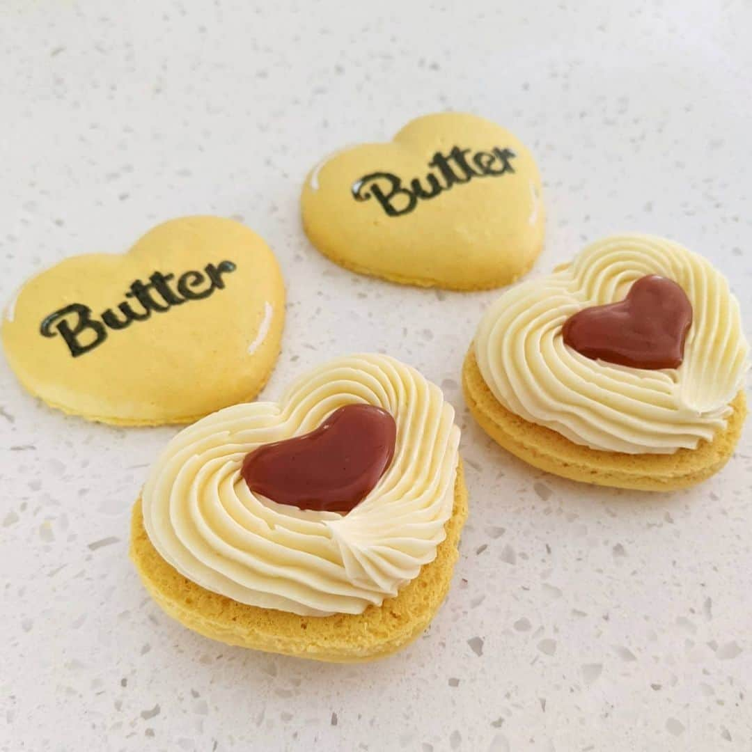 R i R y (リリー)さんのインスタグラム写真 - (R i R y (リリー)Instagram)「『Butterスイーツ💛』  BTSファン必見💛👩‍🍳 新曲Butterのデザインのスウィーツをご紹介✨ どれも可愛くて何よりすごすぎる🧈🥣  photo by @myloveatfirstbite @___.o39 ✴︎---------------✴︎---------------✴︎﻿ ﻿ ▶▶掲載する写真を募集中📸﻿ カワイイ写真が撮れたら、@velle.jp をタグ付けするか、ハッシュタグ #velle_jp をつけて投稿してみてね♪﻿ ﻿ velle編集部と一緒にカワイイで溢れるvelleを創っていこう😚🤍  ✴︎---------------✴︎---------------✴︎﻿ #手作りお菓子 #クッキングラム #パティシエカメラ部 #おうちカフェ #カフェ #カフェ巡り #おしゃれさんと繋がりたい #お洒落さんと繋がりたい #カフェ好きな人と繋がりたい #お菓子作り #手作りお菓子 #手作りマカロン #トゥンカロン #トゥンカロン作り #マカロン #マカロン作り #マカロンケーキ #マカロンレシピ #macarons #btsart #btsbutter💛 #bts #防弾少年団 #방탄소년단 #armyさんと繋がりたい #テヒョンペン #ユンギペン #テギペンと繋がりたい #bts好きな人と繋がりたい」6月6日 18時02分 - velle.jp