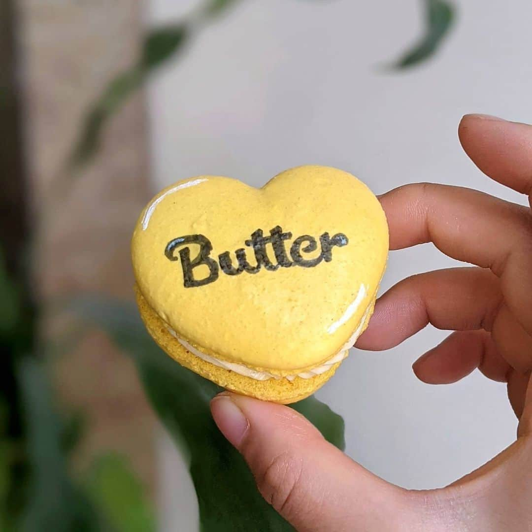 R i R y (リリー)さんのインスタグラム写真 - (R i R y (リリー)Instagram)「『Butterスイーツ💛』  BTSファン必見💛👩‍🍳 新曲Butterのデザインのスウィーツをご紹介✨ どれも可愛くて何よりすごすぎる🧈🥣  photo by @myloveatfirstbite @___.o39 ✴︎---------------✴︎---------------✴︎﻿ ﻿ ▶▶掲載する写真を募集中📸﻿ カワイイ写真が撮れたら、@velle.jp をタグ付けするか、ハッシュタグ #velle_jp をつけて投稿してみてね♪﻿ ﻿ velle編集部と一緒にカワイイで溢れるvelleを創っていこう😚🤍  ✴︎---------------✴︎---------------✴︎﻿ #手作りお菓子 #クッキングラム #パティシエカメラ部 #おうちカフェ #カフェ #カフェ巡り #おしゃれさんと繋がりたい #お洒落さんと繋がりたい #カフェ好きな人と繋がりたい #お菓子作り #手作りお菓子 #手作りマカロン #トゥンカロン #トゥンカロン作り #マカロン #マカロン作り #マカロンケーキ #マカロンレシピ #macarons #btsart #btsbutter💛 #bts #防弾少年団 #방탄소년단 #armyさんと繋がりたい #テヒョンペン #ユンギペン #テギペンと繋がりたい #bts好きな人と繋がりたい」6月6日 18時02分 - velle.jp