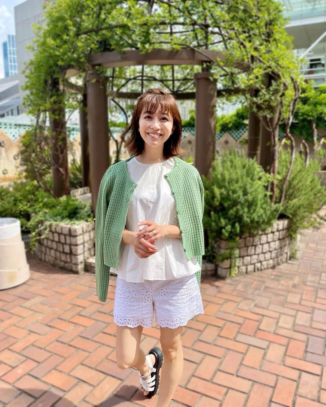 水野佐彩さんのインスタグラム写真 - (水野佐彩Instagram)「・ 質問💌が多かった日のコーデ💕  👚 @st.rooney  👖👟 @zara  🧥 @dholic_official  👜 @chanelofficial   アイメイクを @blanche_etoile のアイライナーと @lpdgem.official のマスカラをボルドーにして あとは色味を抑えたメイクにしました💄 リップにヒアルロン酸入れてから 派手な色をつけない方が 唇が可愛くみえる☺️💋  #153cmコーデ #おちびコーデ #おちびの輪 #Sサイズコーデ #ままコーデ #ママコーデ #ママライフ #2020年ベビー #女の子ママ #女の子ベビー」6月6日 18時15分 - saaya_mizuno