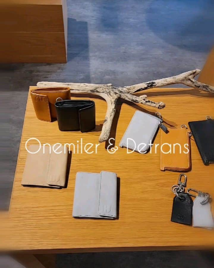 campusのインスタグラム：「Onemiler & Detrans　 11月に始動するブランドのプレスルームにお邪魔してきました。iPhone case、財布、カードケース上質なレザーを使っているのでカジュアル過ぎず素敵でした。 お邪魔しました　楽しみにしています。  @onemilerdetrans  Best 1mile. ワンマイルの自由を楽しむ。  1マイル（1.6km）は、だいたい家の近所や、街で歩いてまわるくらいの距離。  最近はそんなミニマムなお出掛けが多いという人、増えていると思います。  オンライン技術の進化やリモート化で、私たちの生活は、便利になりました。 もはや家から出なくても多くのことが足りてしまいます。  でもなにか足りない。どこか退屈。  やっぱり外に出掛けたいし、どうせなら自分らしく、気ままにオシャレを楽しみたい。  そこで、ちょっとしたお出掛け=1マイルに 「よそ行き」とは違うリラックス感で、 その時々に最適な自分を表現して楽しむバッグや財布などの アイテムを考えることにしました。  このブランドは私たちが1マイルの日常を暮らす中で、 「欲しい！」と思ったものから生まれてきたのです。」