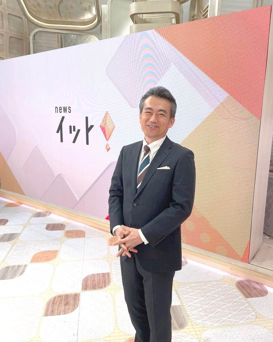 フジテレビ「プライムニュース イブニング」さんのインスタグラム写真 - (フジテレビ「プライムニュース イブニング」Instagram)「内田アナが…うでまくりして下読みしていて、うっかり「その意気込みのまま」オンエアへ…﻿ ﻿ そして…まねしようとして、まったく腕まくりできず、爆笑する奥寺アナ。﻿ ﻿ みんなで和気藹々のオンエアだったのでした！﻿ ﻿ きょうもご覧いただきありがとうございました。﻿ ﻿ ﻿ 生野陽子﻿ #MARINARINALDI @marina.rinaldi﻿ ﻿ 内田嶺衣奈﻿ #MACKINTOSHLONDON @mackintoshlondon﻿ ﻿ #生野陽子﻿ #内田嶺衣奈 @reina.uchida﻿ #奥寺健 @fujitv_announcer﻿ #永尾亜子 @ako_nagao﻿ #フジテレビ﻿ #アナウンサー﻿ #ニュース」6月6日 19時00分 - livenews_it