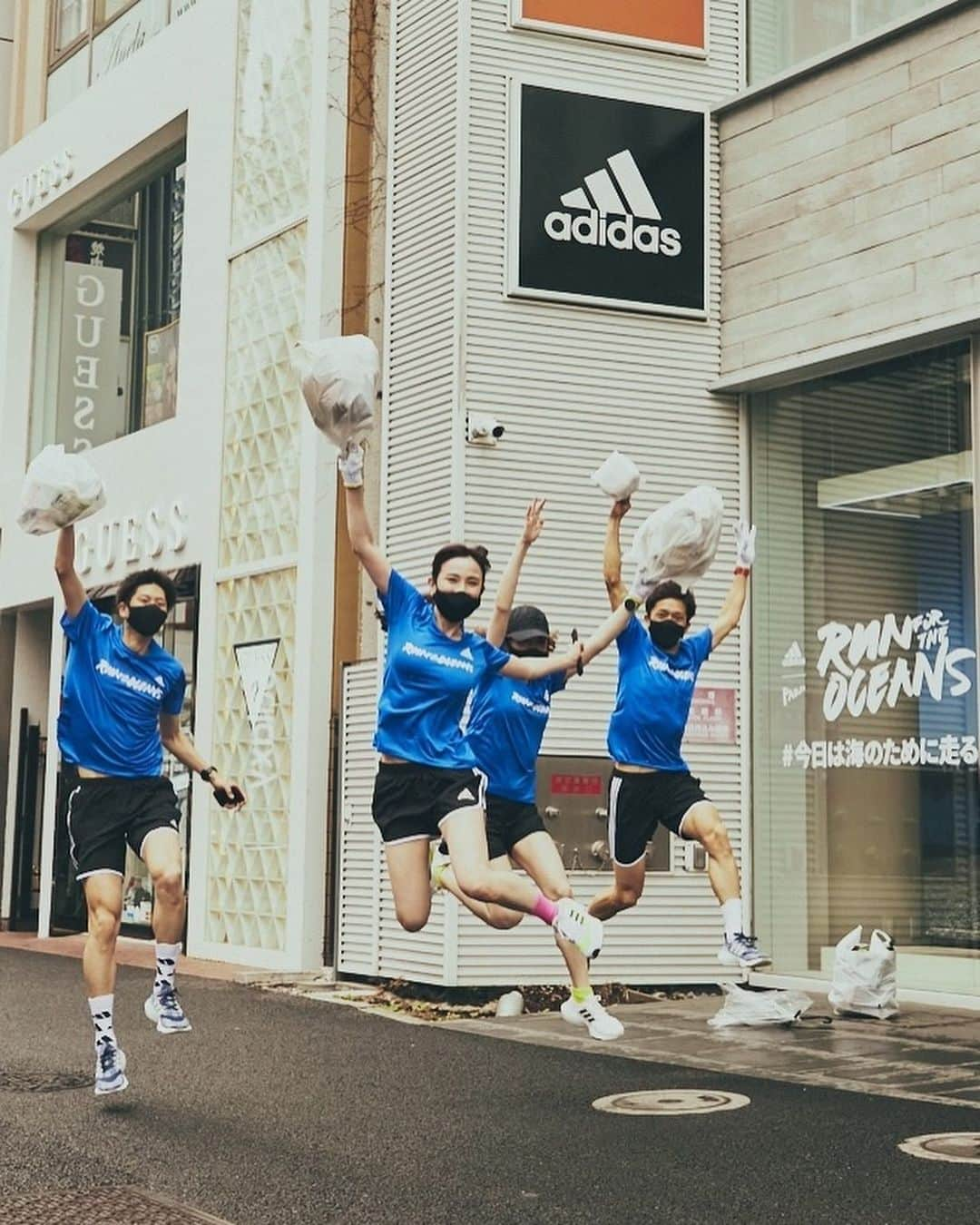 湯田友美のインスタグラム：「RUN FOR THE OCEANS🐬 今日も #adidasrunnerstokyo のコーチ達とプロギング 前回、ゴミ拾いに夢中になりすぎてあまり走れなかったので、今回はしっかり走ってプロギング✊🏼  2チームに分かれて、どちらがたくさんゴミ拾えるかも勝負したよ😉これもプロギングの楽しみ方✊🏼  ゴミ拾いも、楽しく🔥😇  It’s us VS plastic waste  #runfortheoceans #adidasrunners #adidasrunnerstokyo #今日は海のために走る #プロギング #ランニング #plogging」