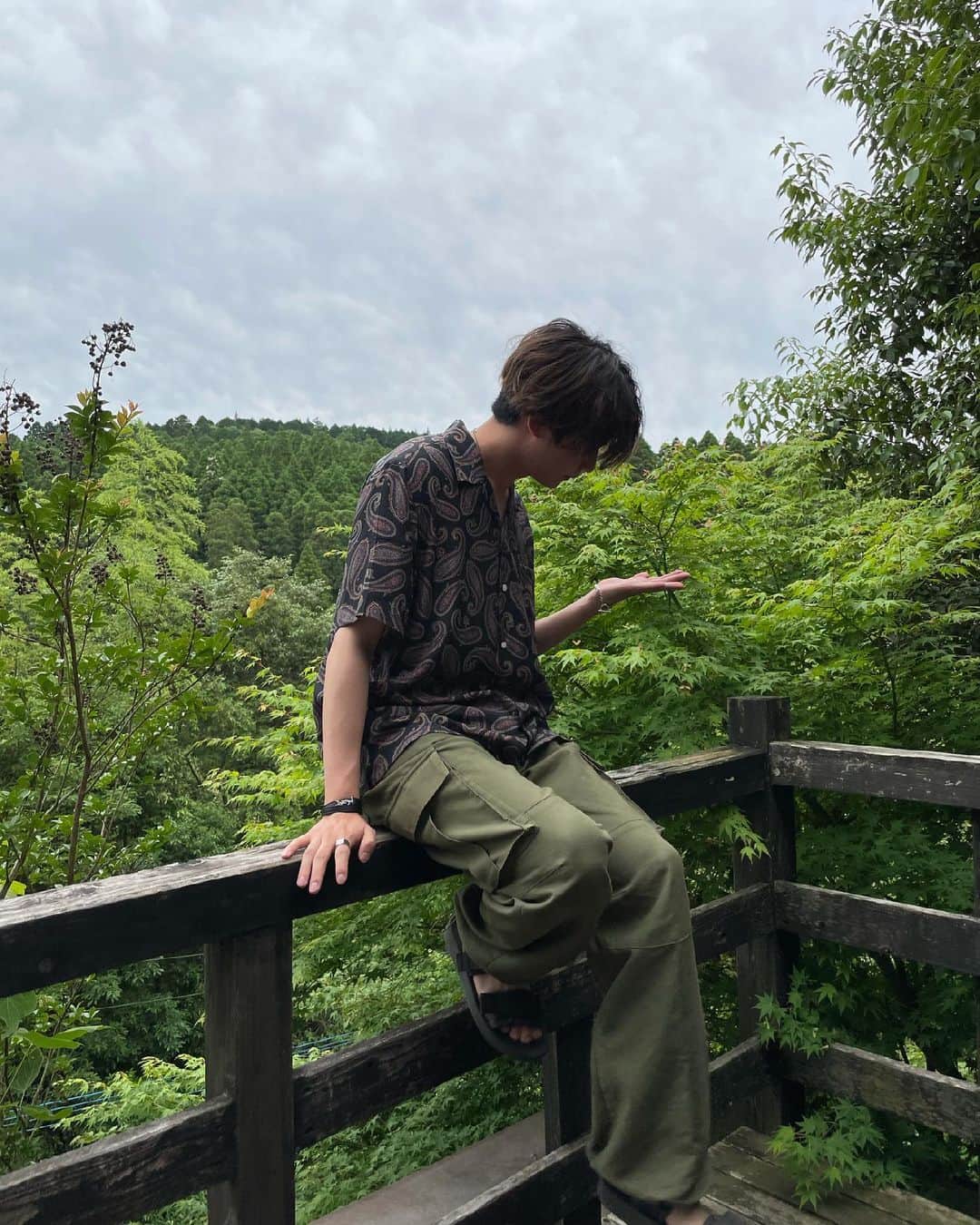 亮のインスタグラム：「ただの何かが手についた写真。」