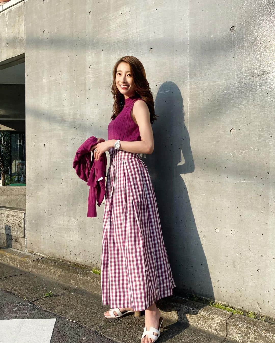 冨張愛さんのインスタグラム写真 - (冨張愛Instagram)「Magenta Pink💜 大好きな色のワントーン。 このカラーのギンガムチェックが新鮮でお気に入り...✨ スカートも ニットも着回し力高くて かなり愛用中です☺️✌️ * knit & skirt @m_maglie_le_cassetto_official  #mmaglielecassetto #maglieparefde」6月6日 19時50分 - megumitomihari