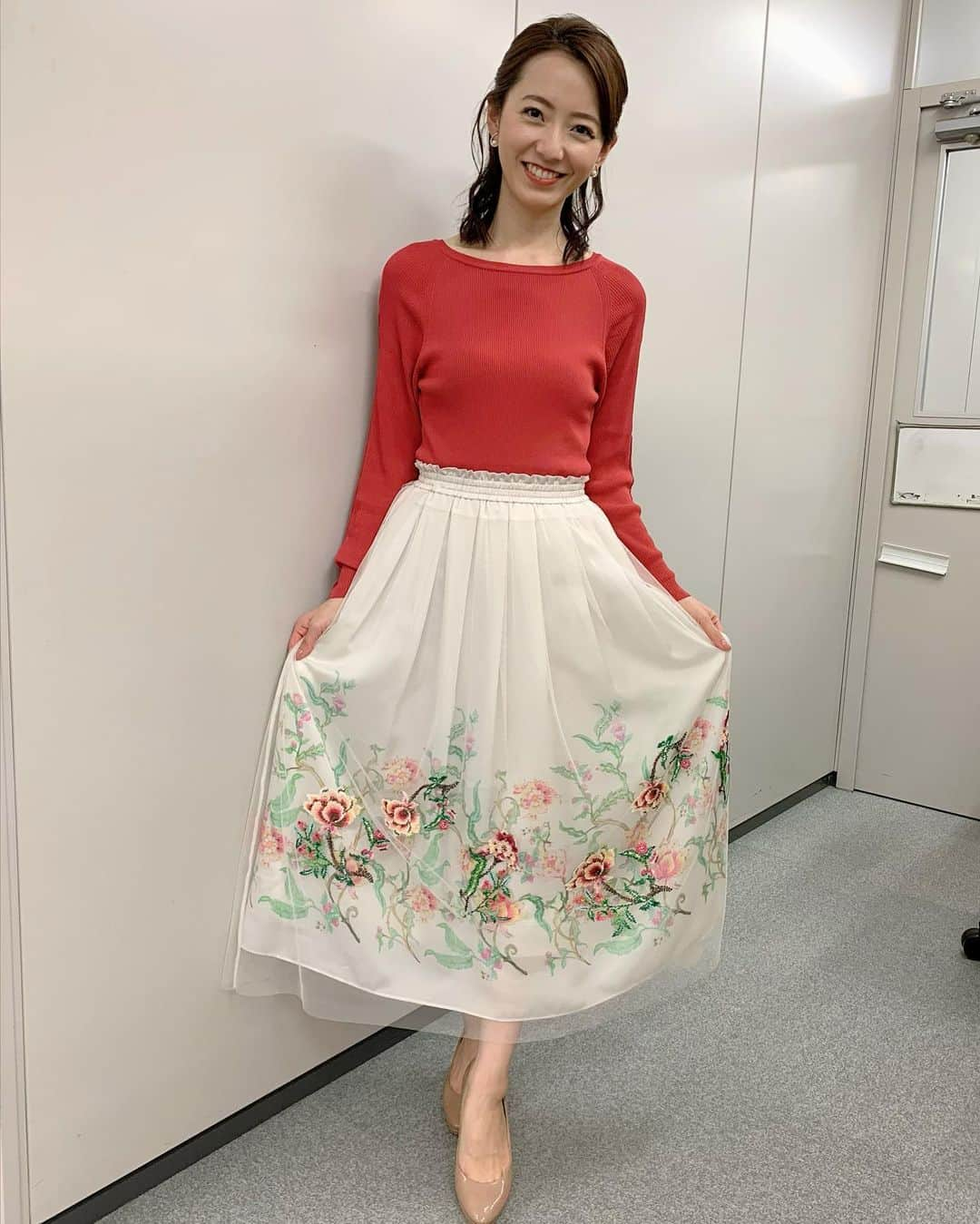 内田嶺衣奈さんのインスタグラム写真 - (内田嶺衣奈Instagram)「昨日は、正面からだと一見シンプルなニット🧶 だったのですが、 角度を変えるとデザイン性のある袖でした🙋‍♀️◆◇  #衣装 #イット #◇」6月6日 19時53分 - reina.uchida